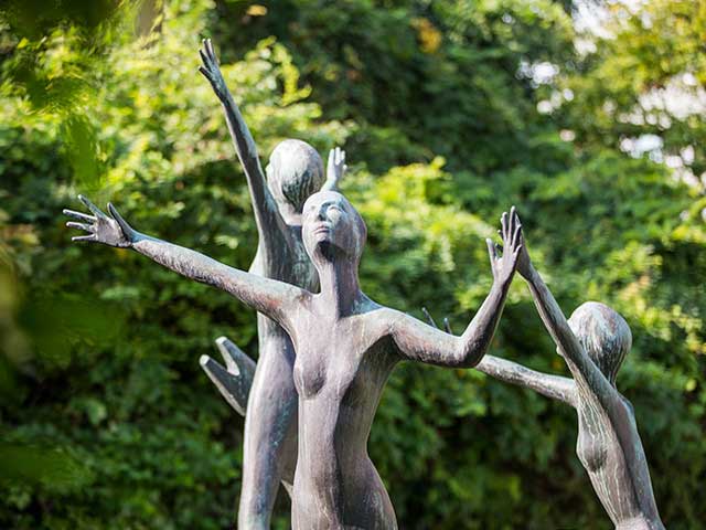 Drei Schwestern – Skulpturen im Hotelgarten