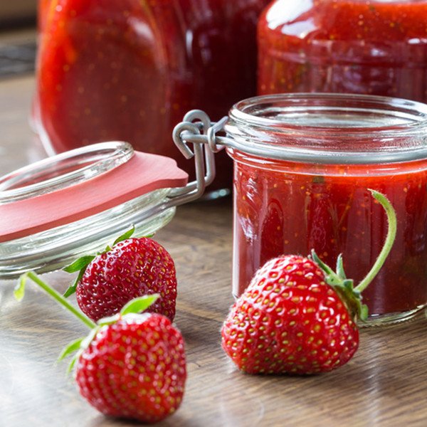 Strawberry-mint jam with lemon