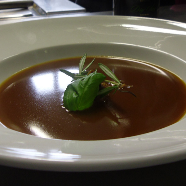 Gebundene Ochsenschwanzsuppe mit Sherrynote, frischem Rosmarin und Baguette