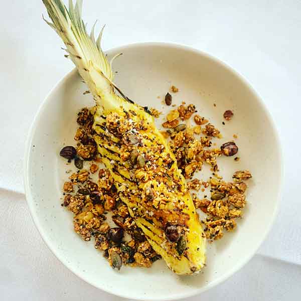 Gegrillte Granola Ananas