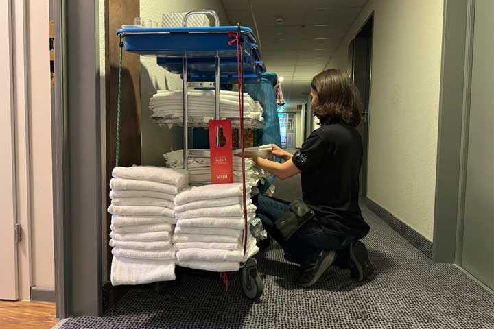 Housekeeping Wagen auf einer Hoteletage im Sorat Hotel