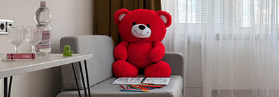 Großer Plüschteddy im Pure Family Zimmer im Sorat Hotel Berlin
