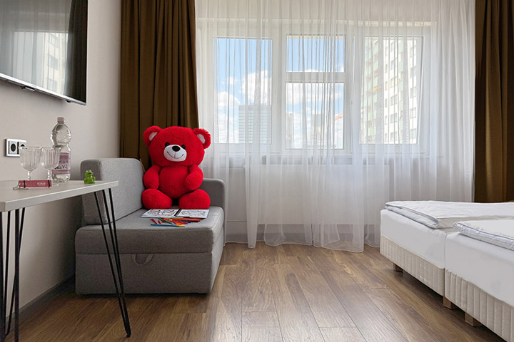 Großer Plüschteddy im Pure Family Zimmer im Sorat Hotel Berlin