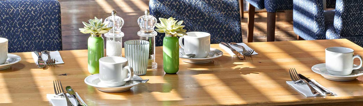 Morgensonne auf liebevoll gedecktem Tisch im Restaurant Kastaniengarten