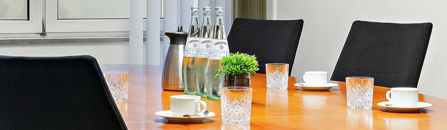 Moderner Tagungsraum im Hotel Central Hof mit Konferenztisch, bequemen Stühlen und Tageslicht
