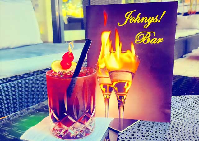 Johnys Bar