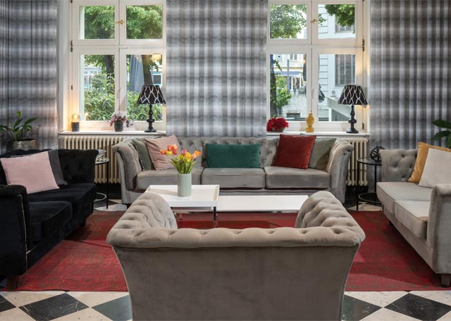 Lobby mit gemütlicher Lounge Sitzecken im Sorat Hotel Cottbus