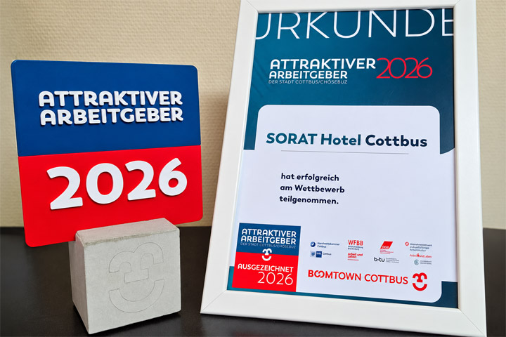 Auszeichnung Attraktiver Arbeitgeber 2026 mit Stele und Urkunde für das Sorat Hotel Cottbus