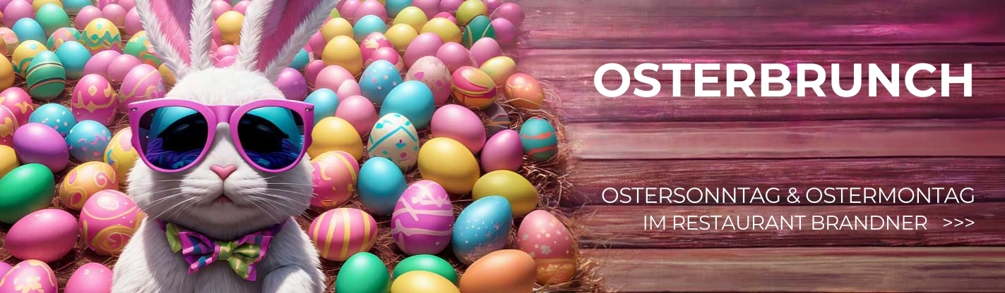 Weißer Osterhase mit Sonnenbrille zwischen bunten Ostereiern