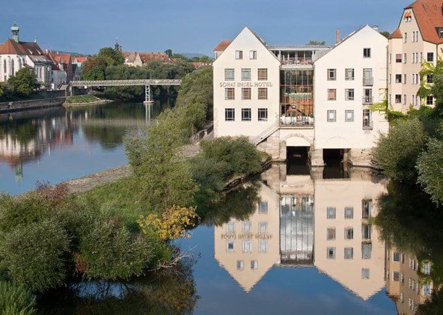 Blick auf das Sorat Insel-Hotel Regensburg auf der Donauinsel