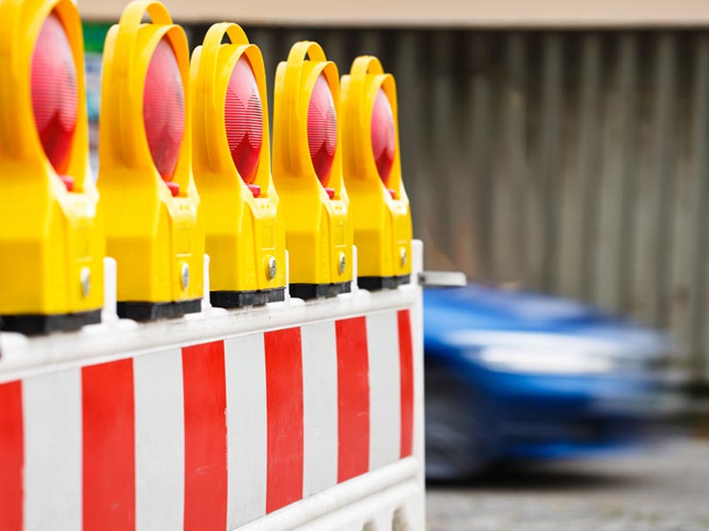 Straßenbaustelle mit Absperrung in der Müllerstraße in Regensburg, Zufahrt möglich