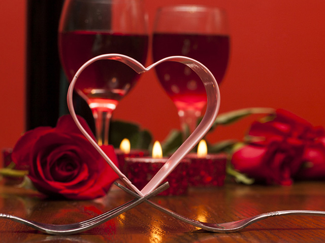 Valentinstagsstimmung im Restaurant Brandner mit Kerzenlicht, Rotwein und Herzmotiv