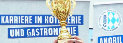 Pokal wird in die Höhe gehalten bei den Bayerischen Jugendmeisterschaften 2025