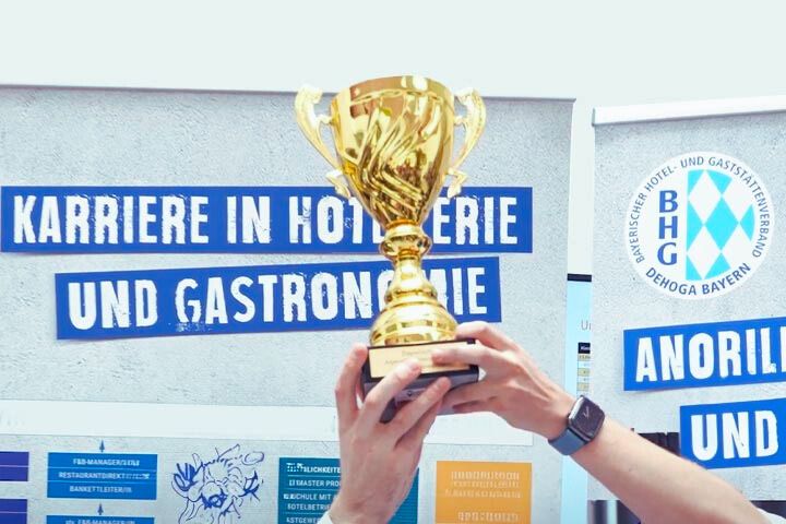 Pokal Bayerischen Jugendmeisterschaften 2025 wird in die Höhe gehalten
