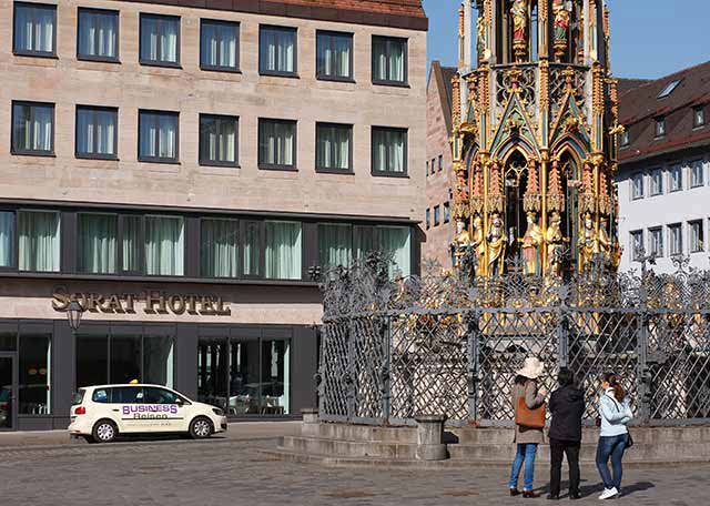 Außenansicht mit Schönem Brunnen